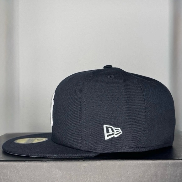 Yankee’s Size 8- New Era 59Fifty (5950) x Bad Bunny x FRSH Company ‘Nuevayol’ 🔥 - Picture 5 of 7